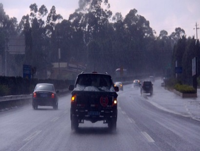 La stagione delle piogge si avvicina, i proprietari di camioncini si prega di prestare attenzione alla sicurezza di guida